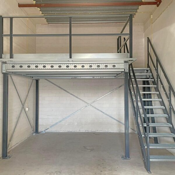 Mezzanine avec escaliers et point de transfert - 10 m² - Stockage